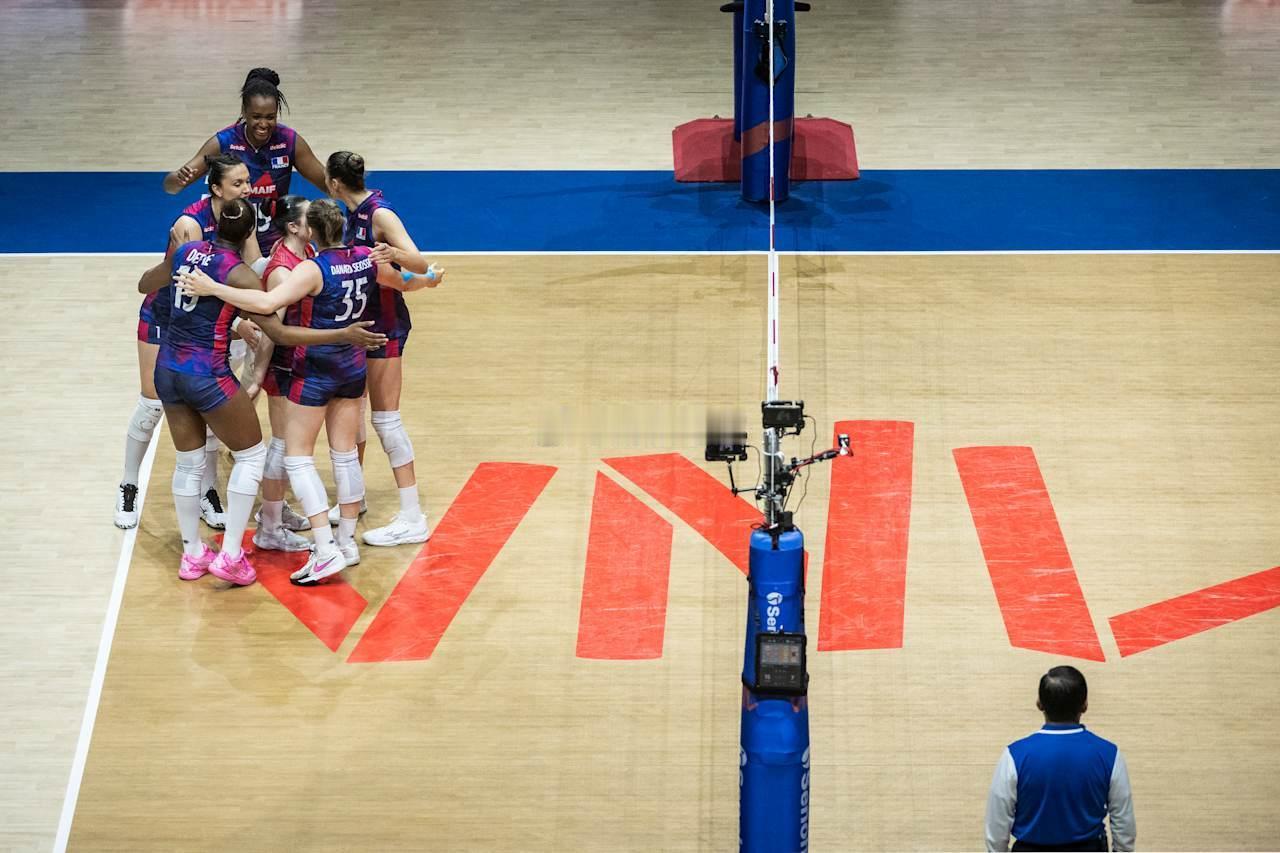 2026年世界女排联赛加拿大魁北克站，法国女排让二追三3-2（18-25 15-