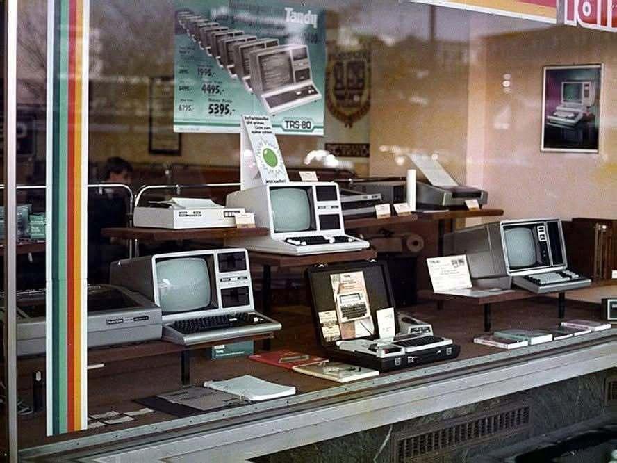 1984年，西德一家电脑店橱窗。店内陈列着一排Tandy TRS-80系列电脑。