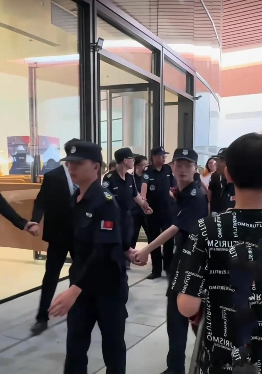 关晓彤出行阵势庞大，多名保安手牵手保驾护航，众多工作人员相伴左右！这阵势真的罕见