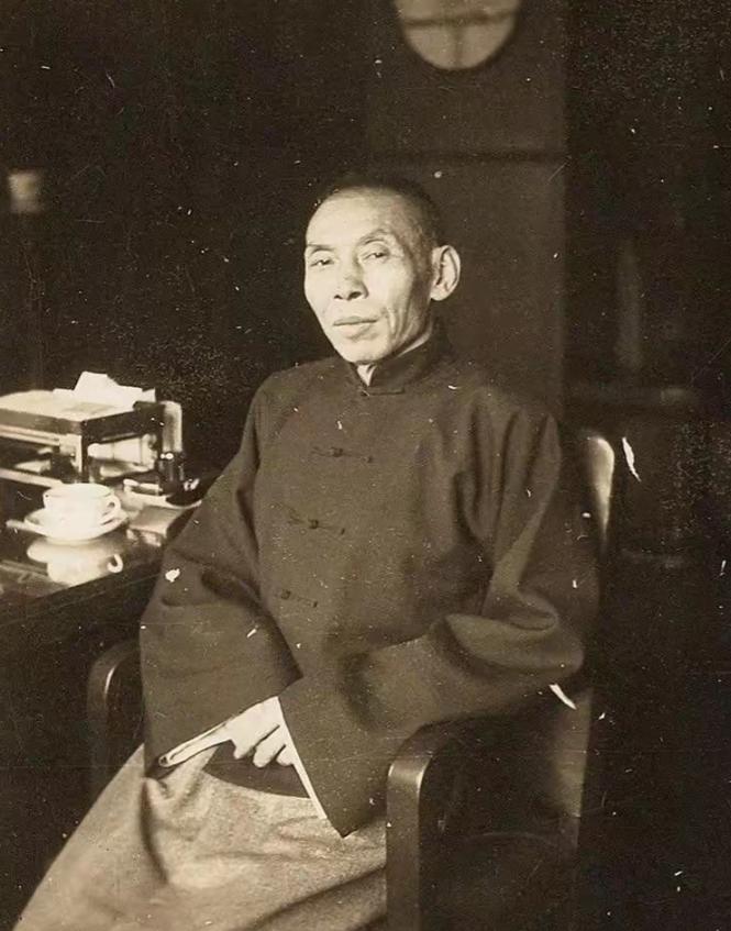 1937年，杜月笙被日本人用枪顶着脑袋，满座宾客都以为他当场要服软——他只说了一