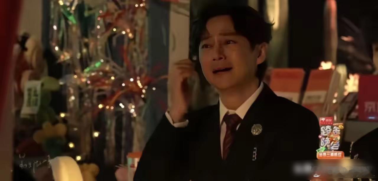 王一博威亚出问题，何炅是被吓哭的吧！还好王一博发现了问题，没有翻跟头[允悲] 