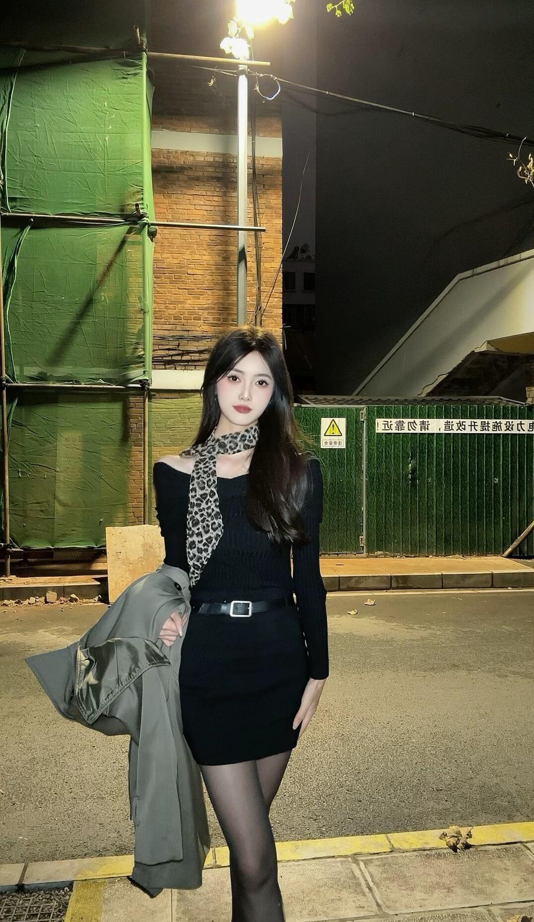 夜街暖调
路灯把影子拉得很长，像给脚下的柏油路铺了条会晃的绒毯。身后是还在施工的