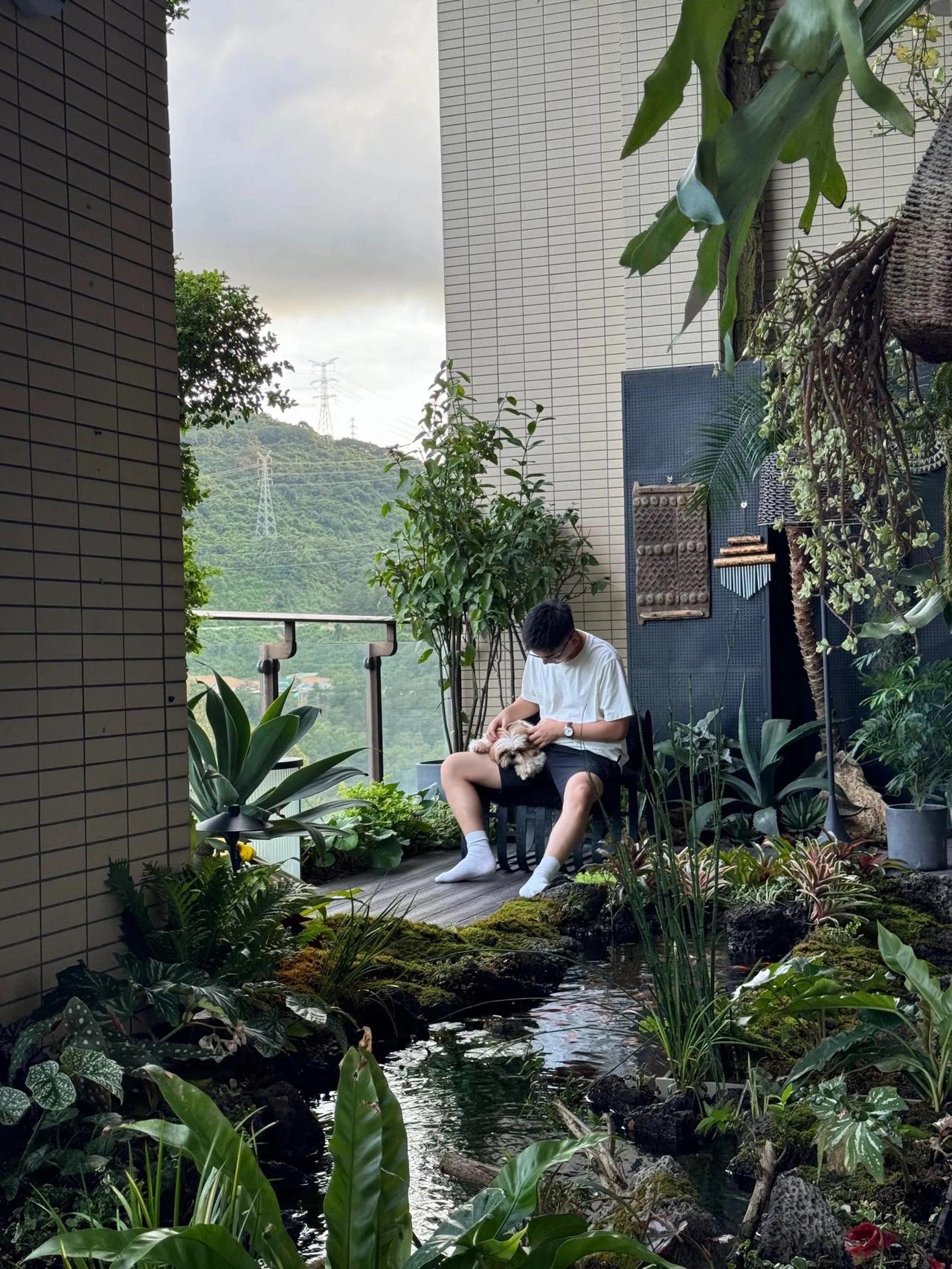 29岁男生独居，不婚无娃，住在深圳的山里，
有人说，理想的生活是面朝大海，但在东
