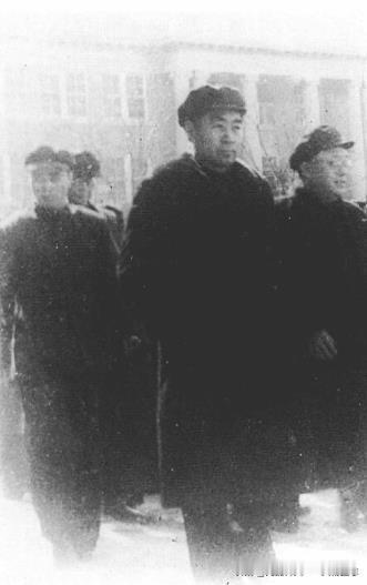 1951年5月24日,周恩来参加张伯苓追悼会后视察南开大学，