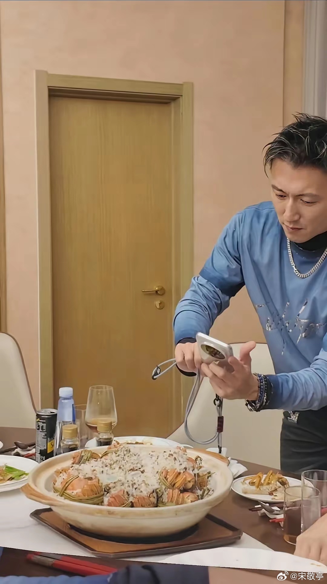 谢霆锋使用荣耀Magic8 Pro随手拍记录美食，看来这款手机是一直在使用啊，而