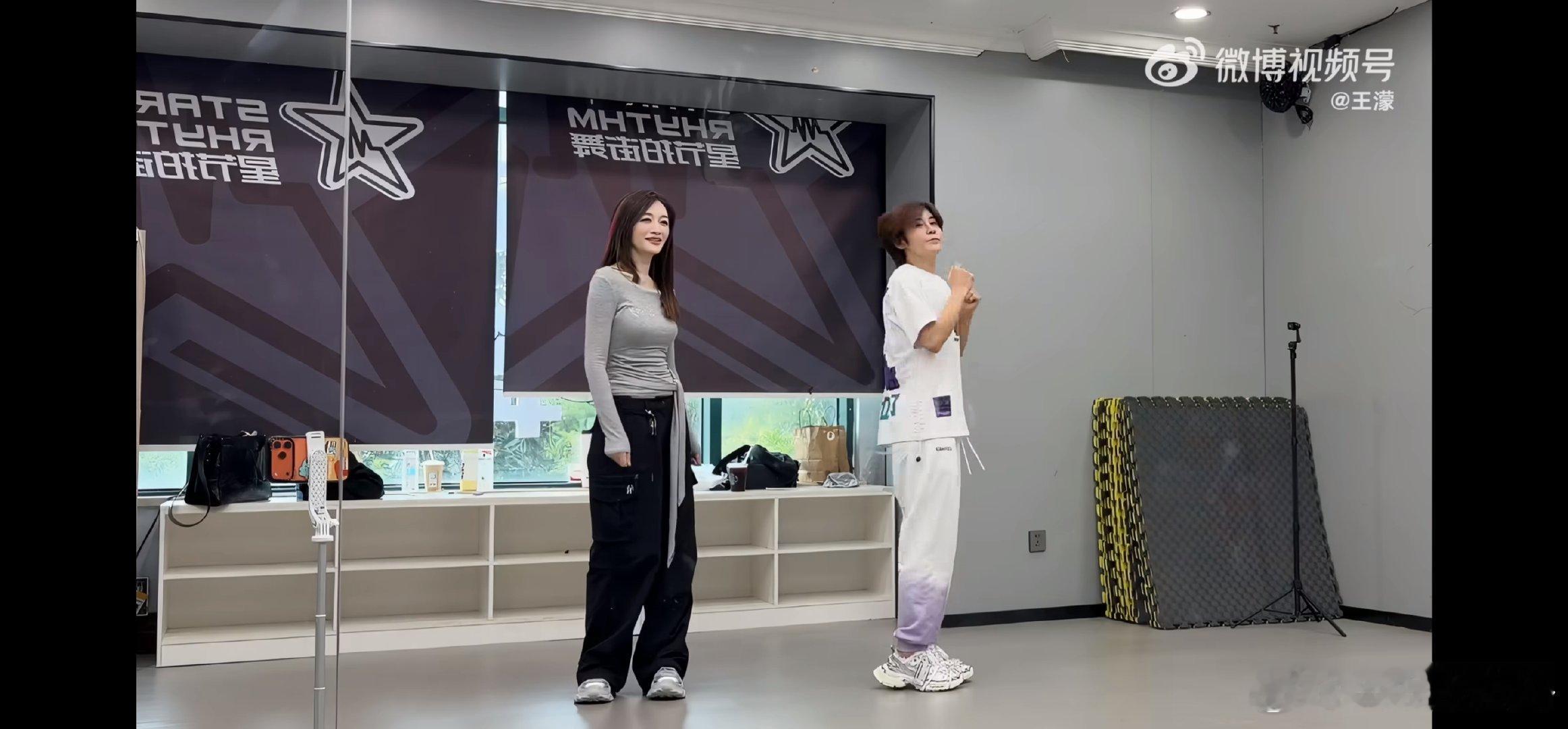 李小冉王濛普通disco共创王濛教李小冉普通disco王濛手把手带着李小冉练习普