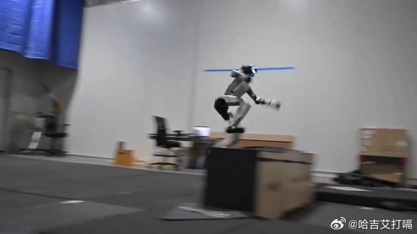 凤凰新闻【宇树机器人跑酷训练，视觉感知自主跳跃攀登】宇树机器人跑酷训练，视觉感知