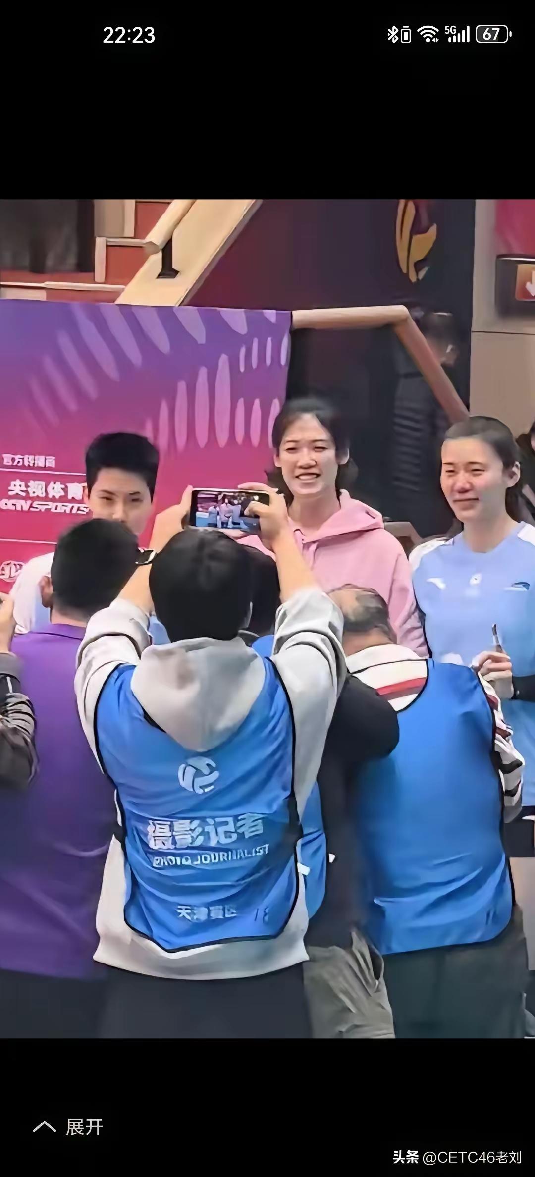 [赞][祈祷]榜样的力量是无穷的。当天津女排大球星李盈莹突然现身赛场观战时，一众