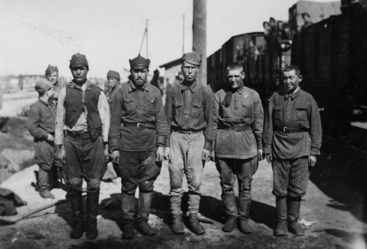 1942年还有这种尖顶的“布琼尼帽”吗——1942年，库尔斯克州，切尔年卡镇火车