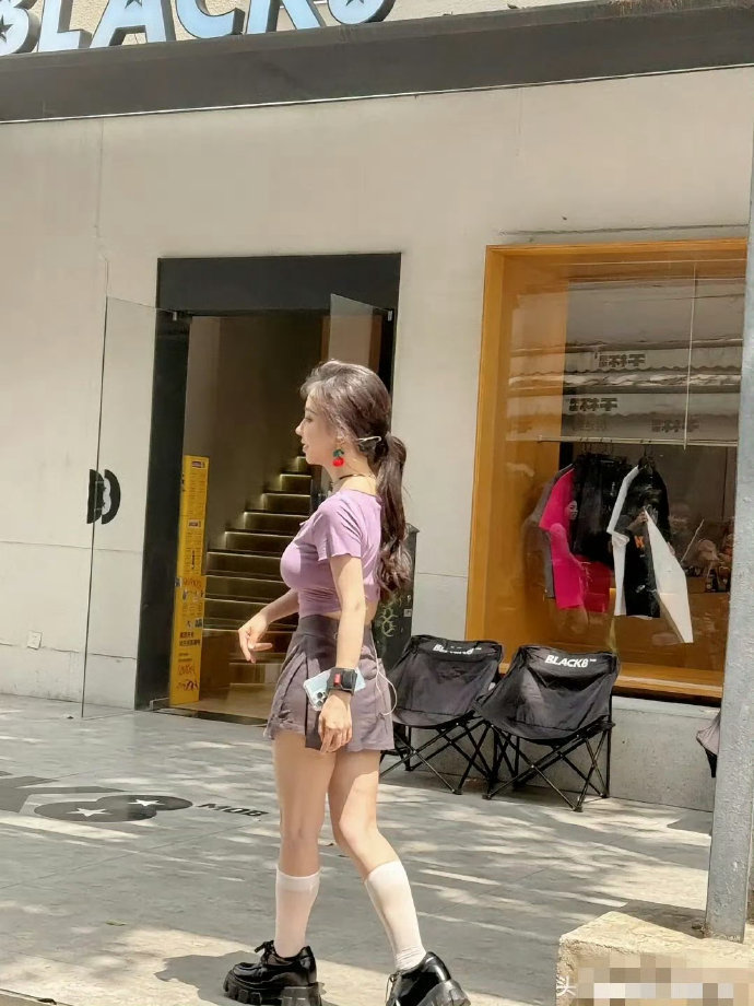 冯提莫，个子确实不高，但是不小，感觉好不协调 ​ ​​​