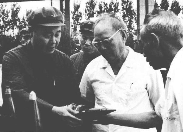 1972年7月20日，中央军委副主席叶剑英(前左2)在军事博物馆参观全军反坦克武