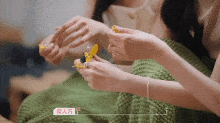 不心动挑战开始！没有赢的义务，因为美女的旁边是另一位美女！这波美女拼乐高真的对我