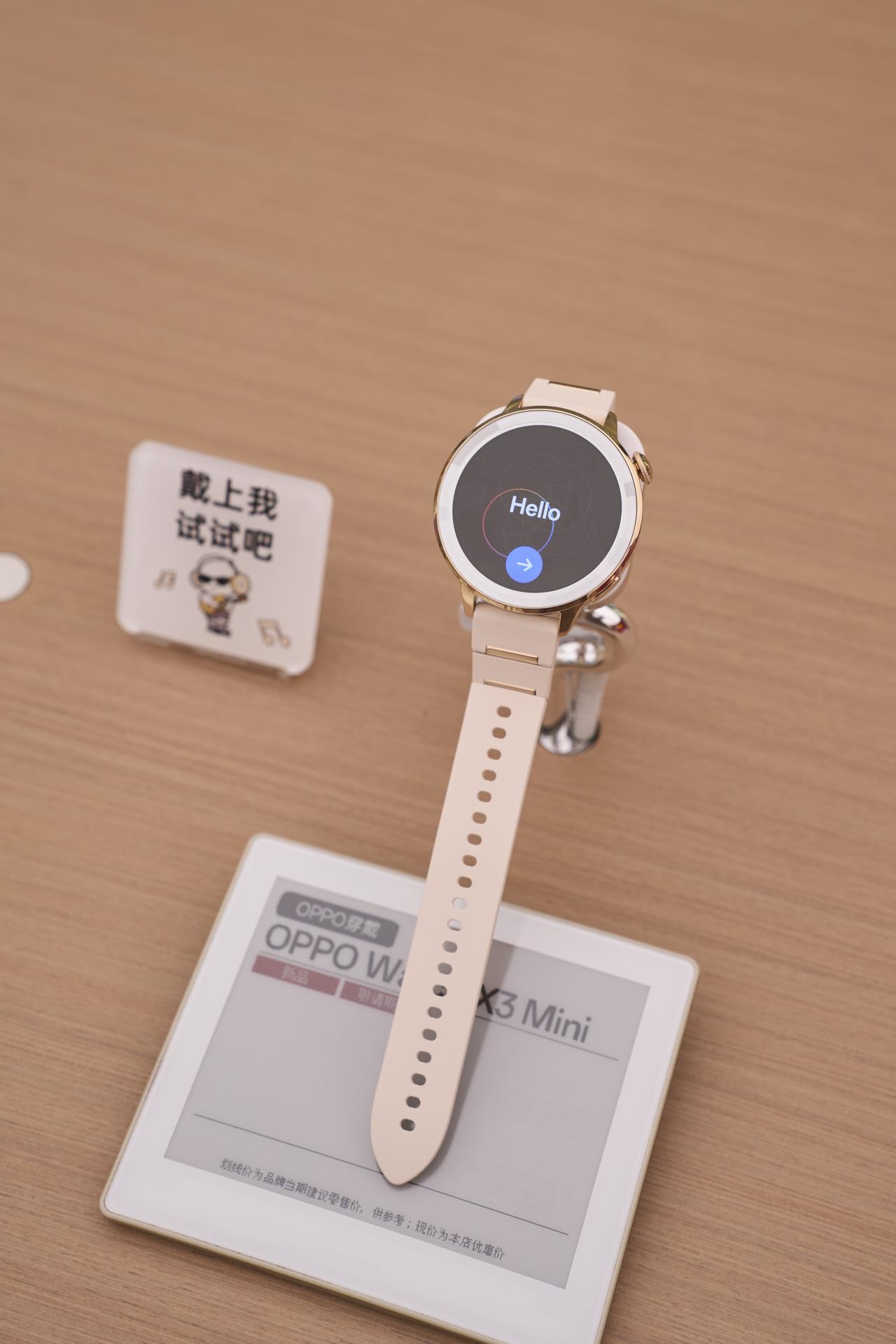 就羡慕吧！莎莎同款小金表在门店用上了！！
OPPO店里提前感受了一下莎莎代言的O