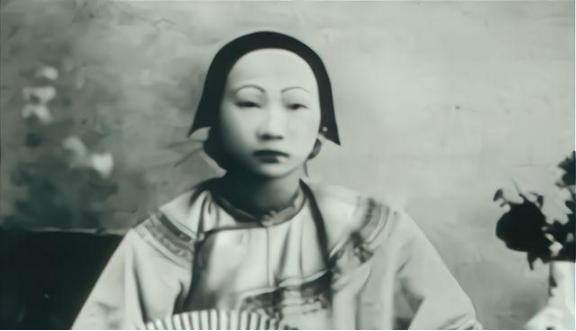 1961年，58岁的马步芳对18岁的五姨太说：“把你妈妈和两个妹妹叫来伺候我！”
