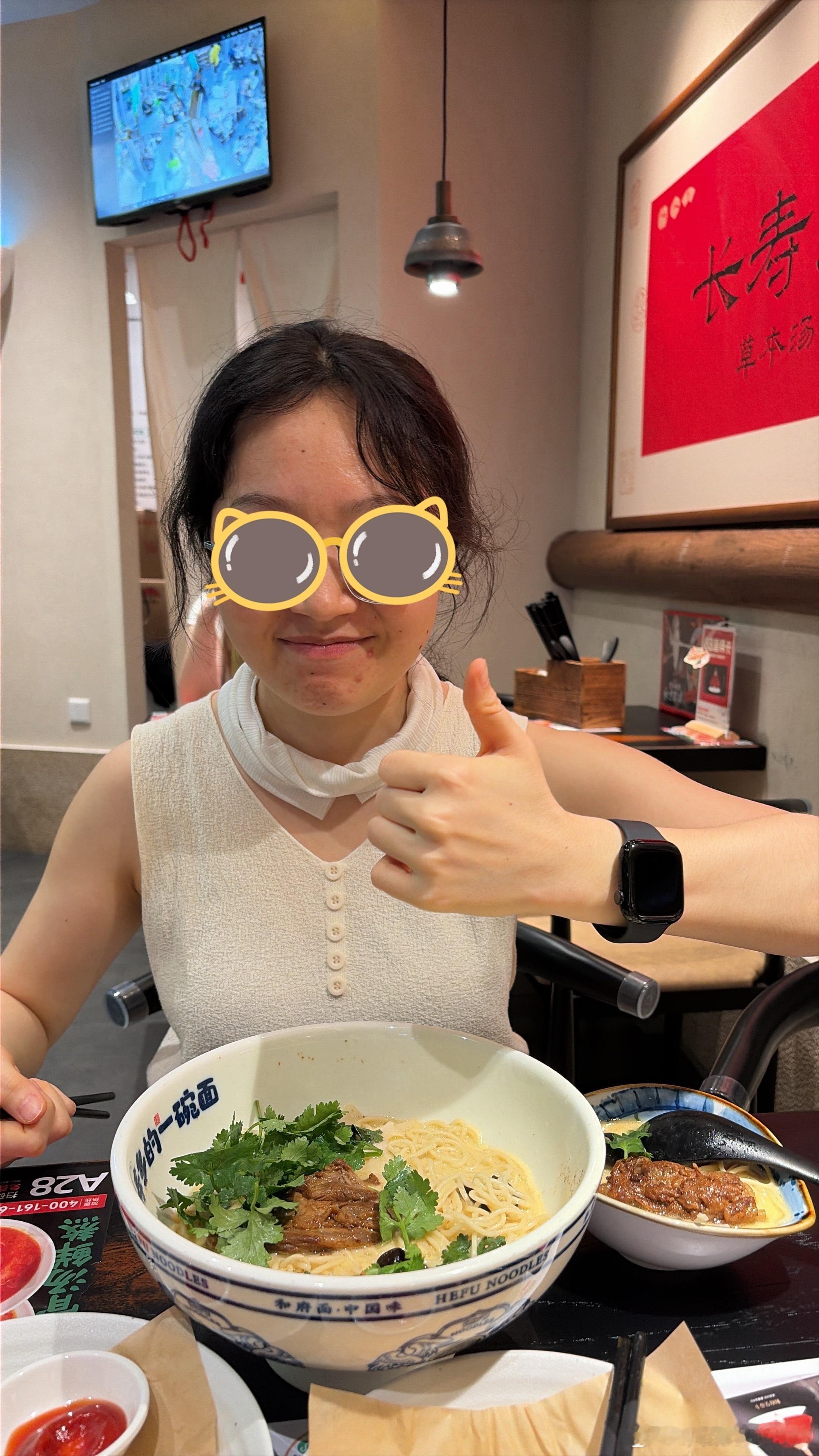 因为马上又要出差做大项目，年假休不完就算了。周末还要来加班。顺嘴在部门问了一句明