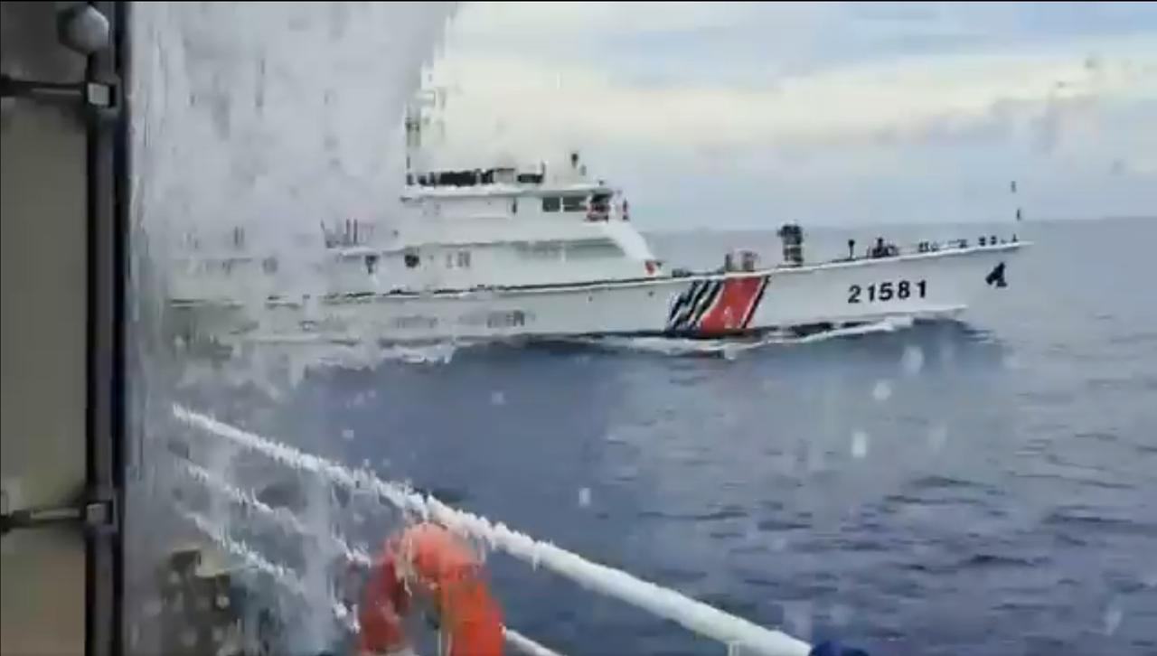 中国海警连续2天给菲律宾冲“凉水澡”，连使5次水炮，驱离黄岩岛非法船只。

7月