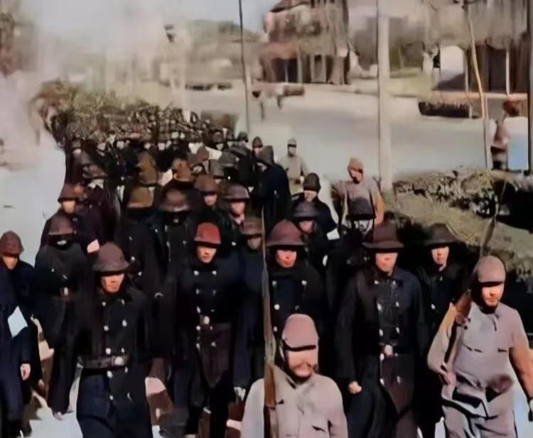 南京沦陷时，2000名南京警察被十几个日本兵押送着排着整齐的队列走向了刑场！
图