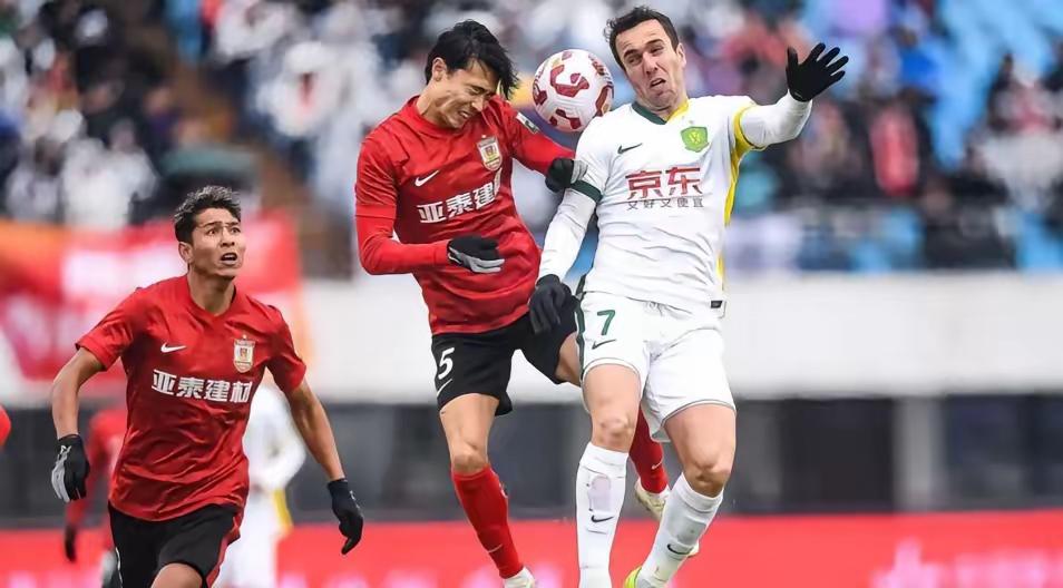 青岛海牛一脚把长春亚泰踢到了中甲！
今天下午，青岛海牛主场1:0战胜武汉三镇，积