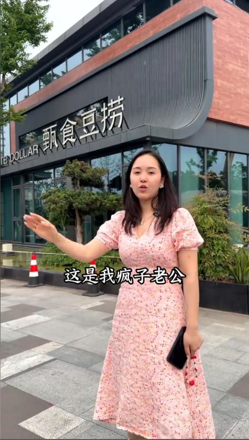 一个年轻靓丽的空姐，原本手里握着稳定饭碗，被富二代几句甜言蜜语哄得直接辞工嫁人，