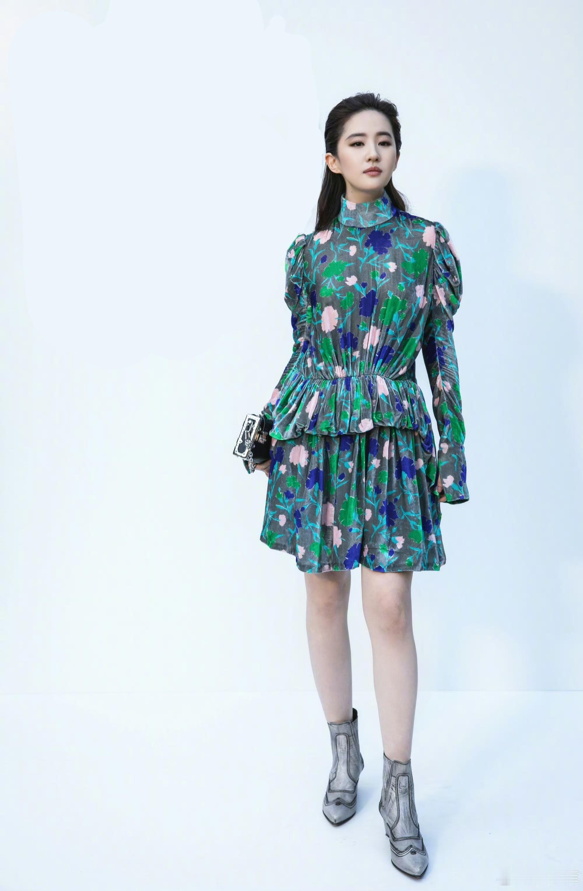 #刘亦菲印花拼接裙#刘亦菲印花拼接裙造型🈶！姐真的好美一张脸！各种造型都轻松驾