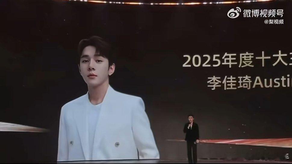 李佳琦说可能缺席两个季度直播李佳琦现场哽咽感恩十年陪伴与所有女生的支持，现在终于