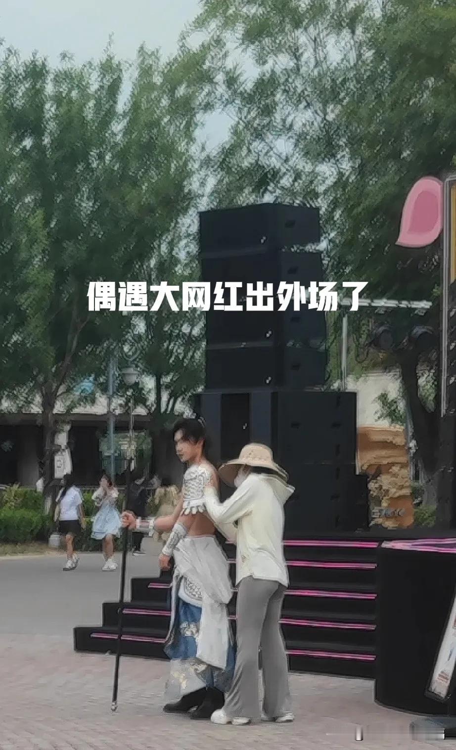 昨天偶遇大网红出外场，在与辉同行里看到那些熟悉的箱子，我特意驻留了一下。网红是一