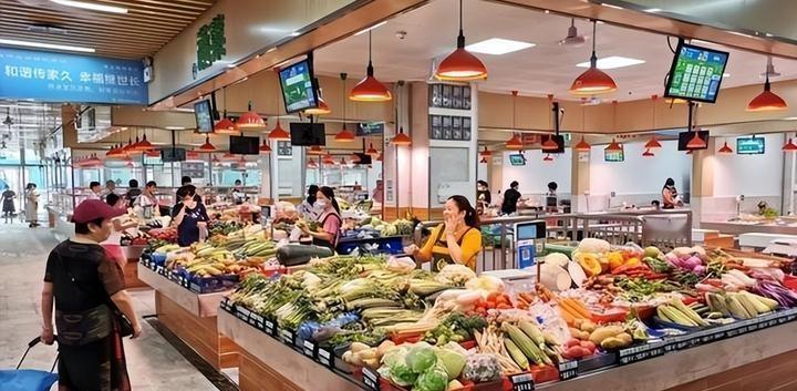 清晨的菜市场，总在无声中映照民生的冷暖。2026年6月，猪肉在11、12元一斤的