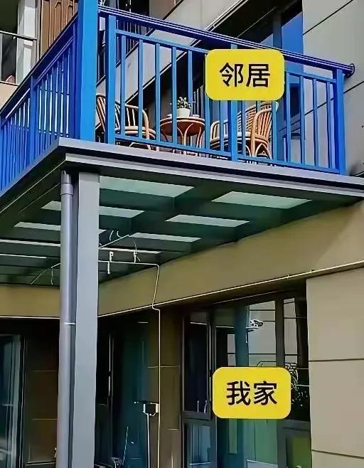 一楼业主遇上一件特别闹心的事。
自己在一楼搭建了阳光房，没想到二楼邻居，直接在这