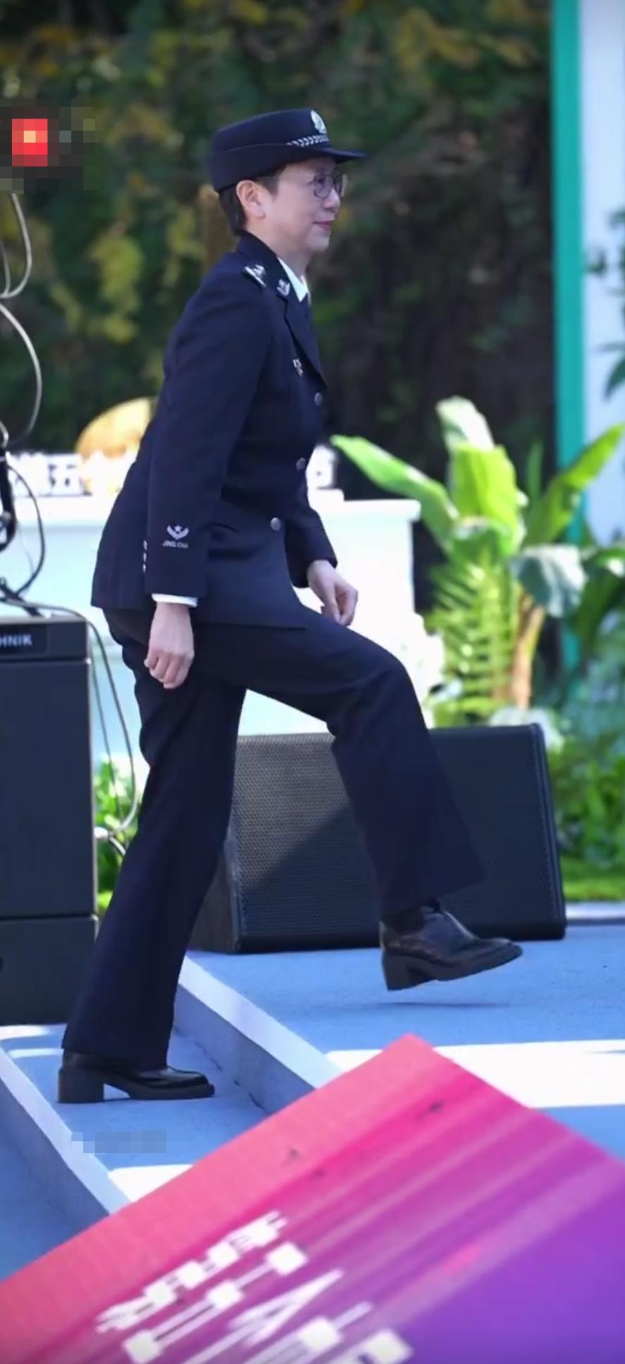 英姿飒爽的女警官，步伐坚定，守护平安！👮‍♀️💪