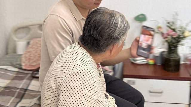小伙称做共享儿女均价300元1小时！探望84岁老人却没说收费
