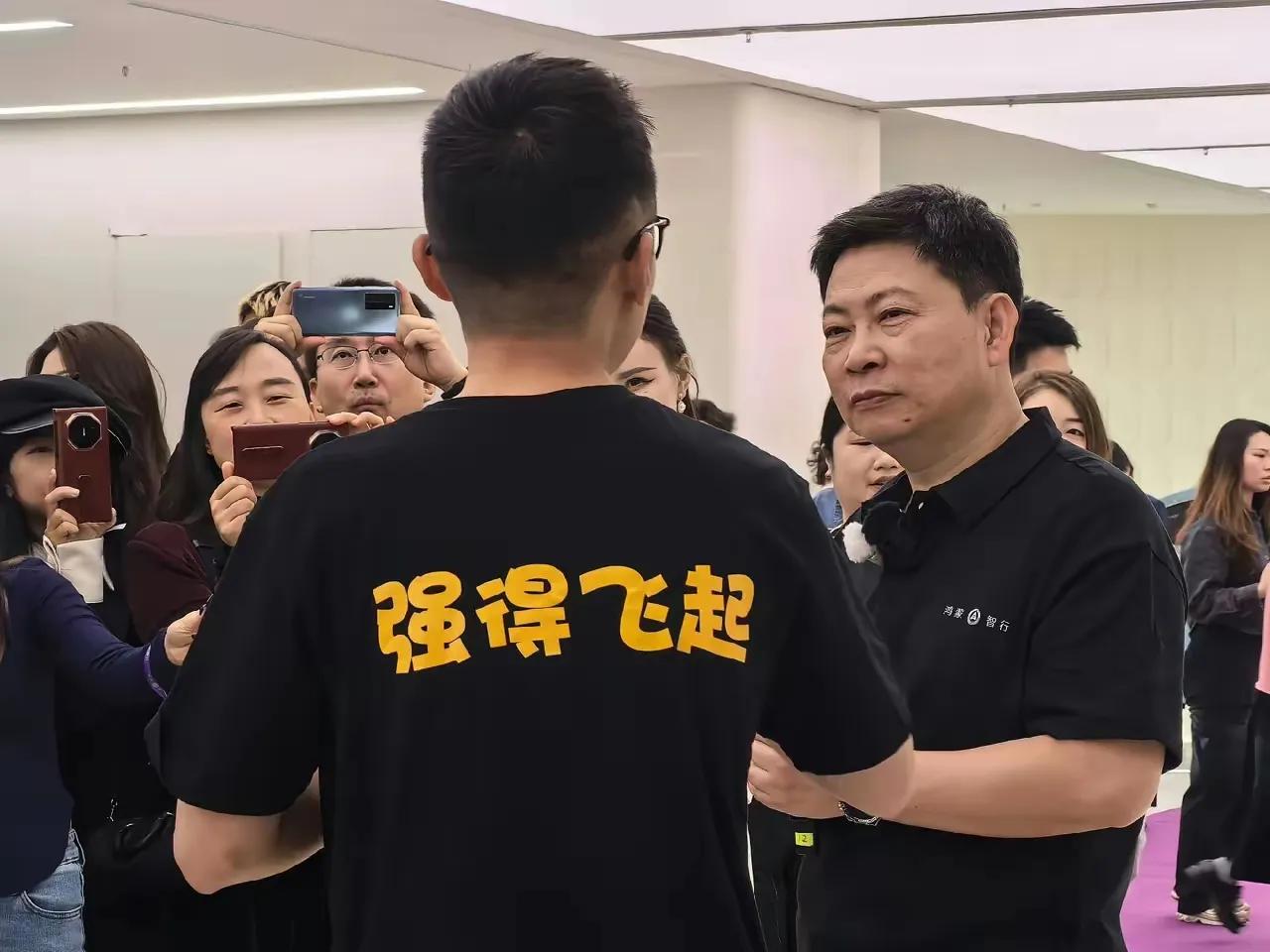 强得飞起，远远超越，断代式领先，为什么只有华为说出来才有它的感觉！因为华为是真正