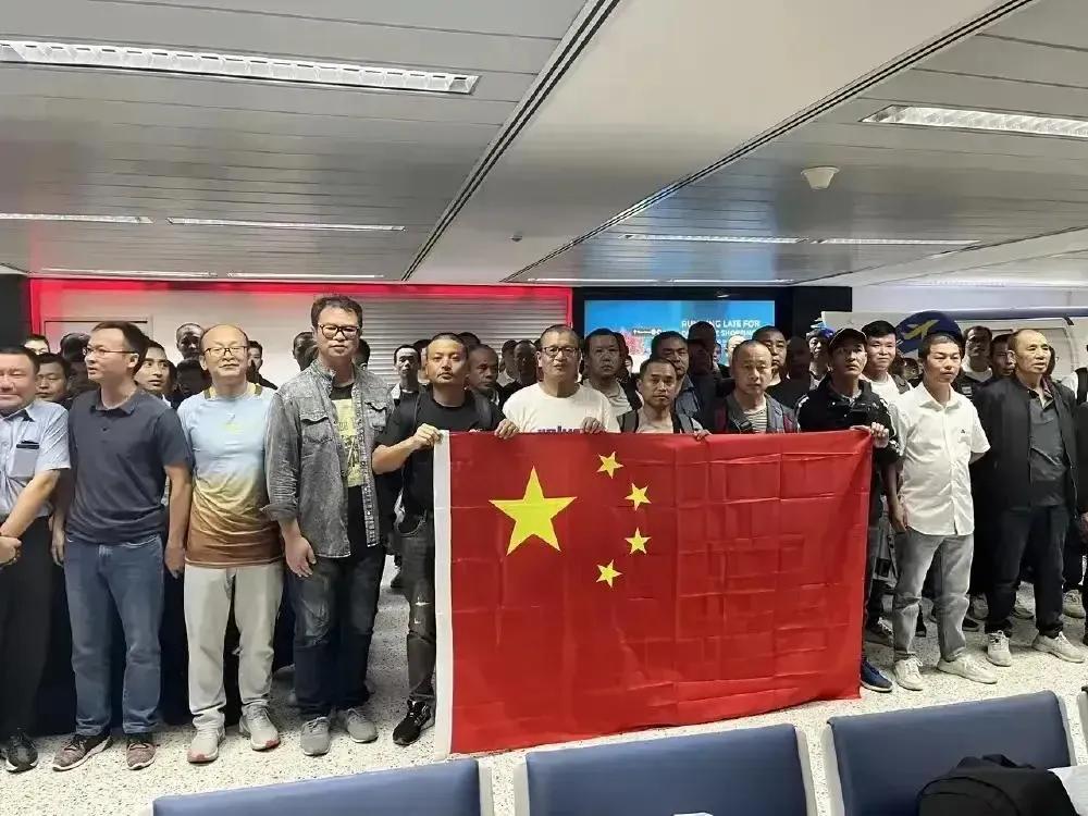 《黎巴嫩撤侨赋》
 
黎国惊变，战云密布。吾华夏侨胞，身处危境，性命攸关，惶惶不