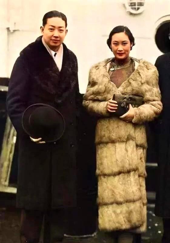 四十年代，梅兰芳和“电影皇后”并肩一站，这一帧照片就值半个电影史。
右边这位女士
