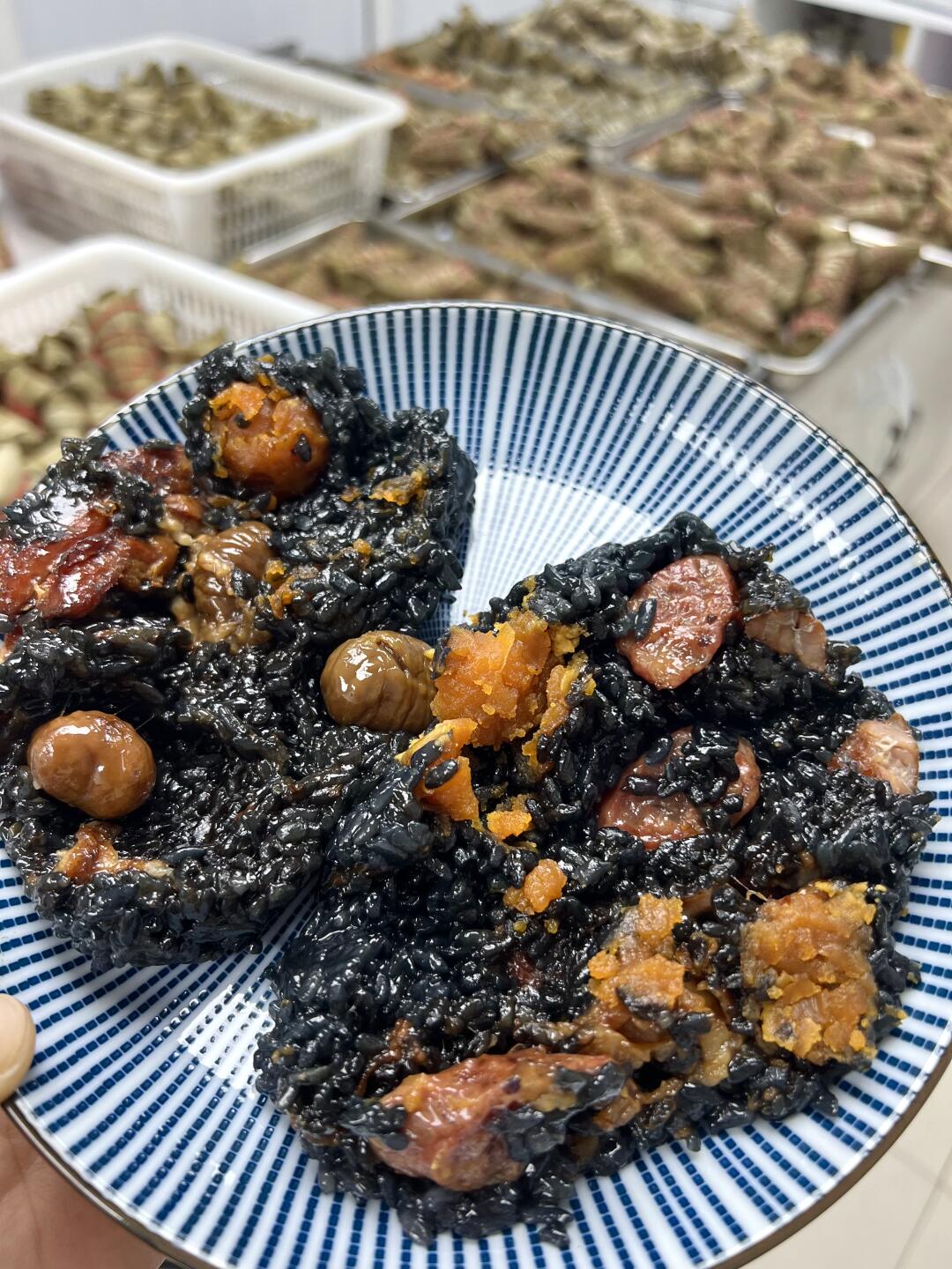 你吃过、这么乌漆嘛黑的乌米粽嘛？