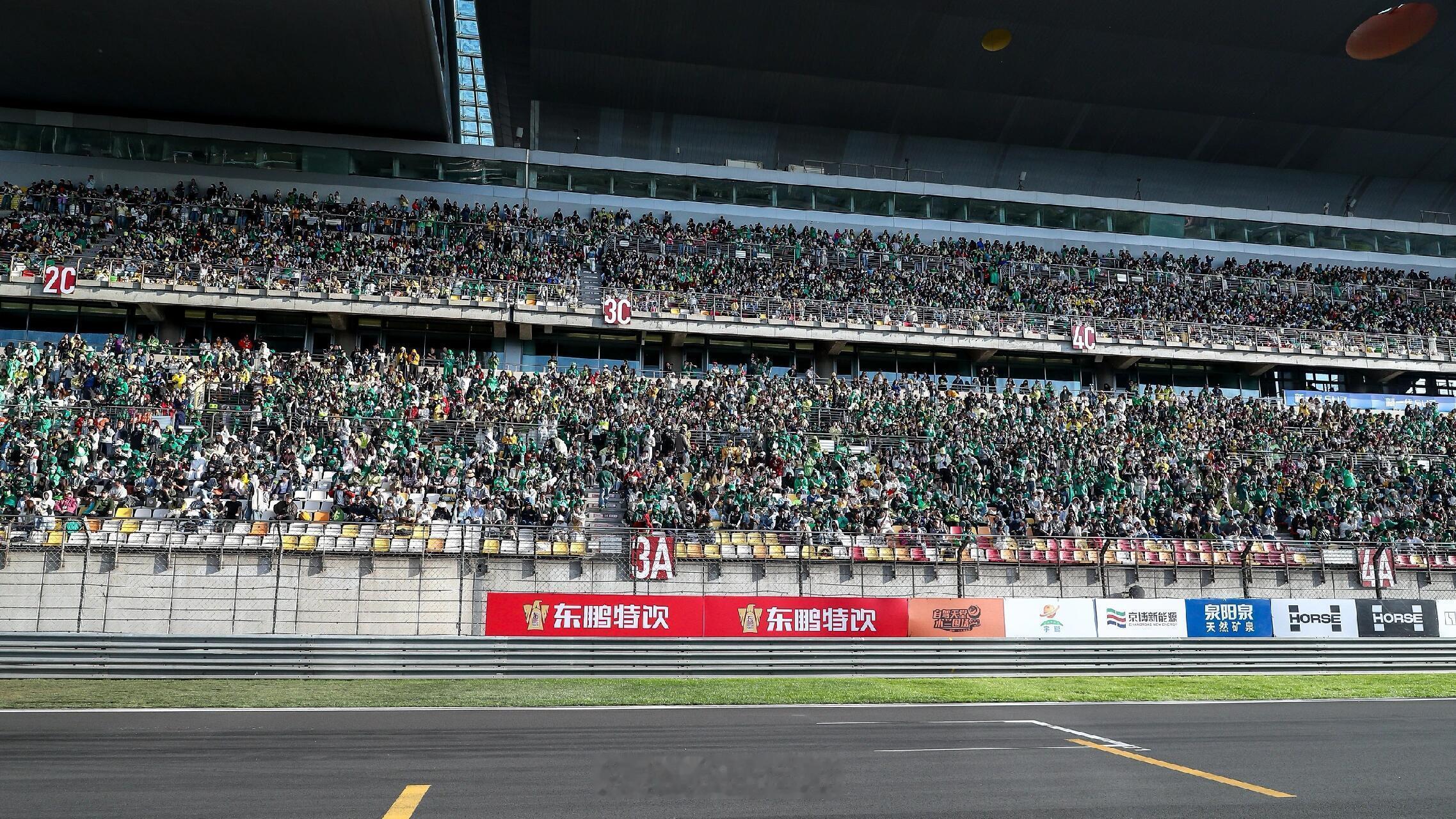 国内足够媲美F1赛事的上座率王一博的绿色的小姐姐们占领上赛全场！ 