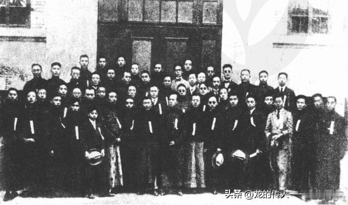 周恩来(前排右六)等南开校友在获释后与母校师生合影