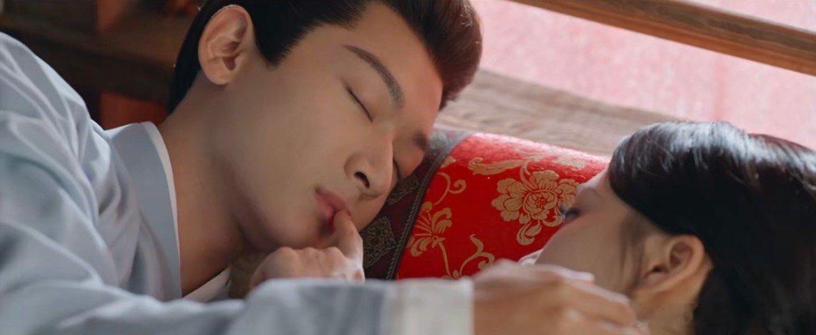 #张晚意任敏锦绣安宁人设##张晚意咬任敏手指# 张晚意咬任敏手指，情侣间的小把戏