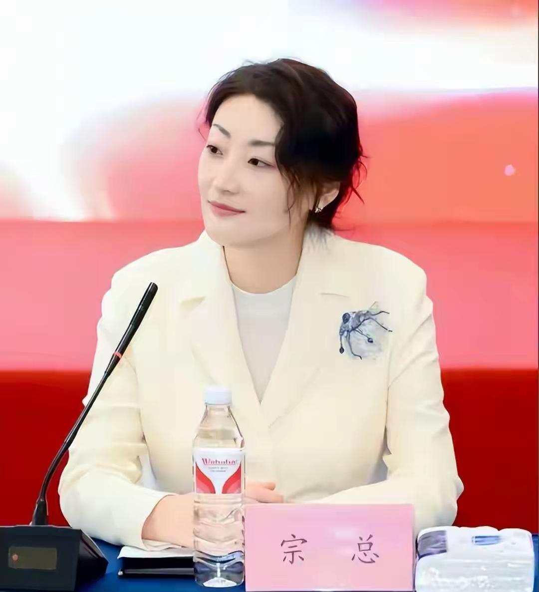 
分手之后又复合？宗馥莉的宏胜发通知，明年继续用“娃哈哈”品牌

宗馥莉与娃哈