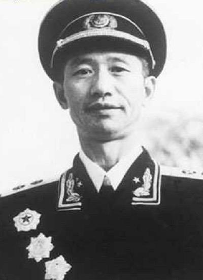 1987年，周希汉在家写回忆材料，女儿周晓红带着一个60多岁的老汉见他。

老汉