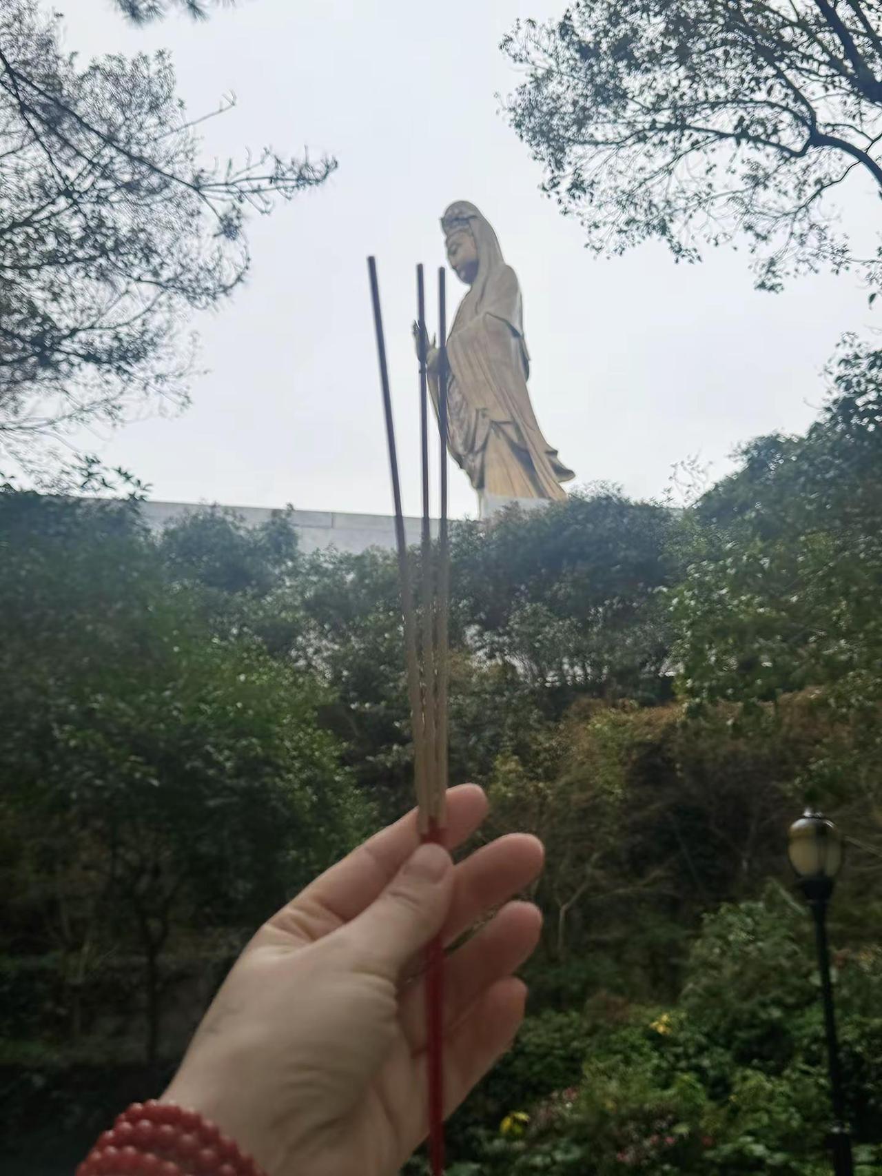 六月十九，恭逢观音菩萨成道之日。心若清净，处处莲开；心存良善，时时吉祥。愿甘露涤