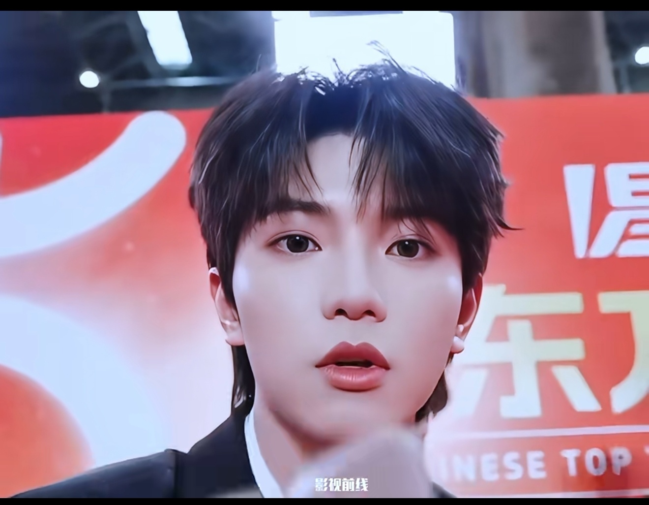 穆祉丞怼脸镜头签 摄像机都贴脸上拍了，颜值依旧在线，长得也太帅气了！ 
