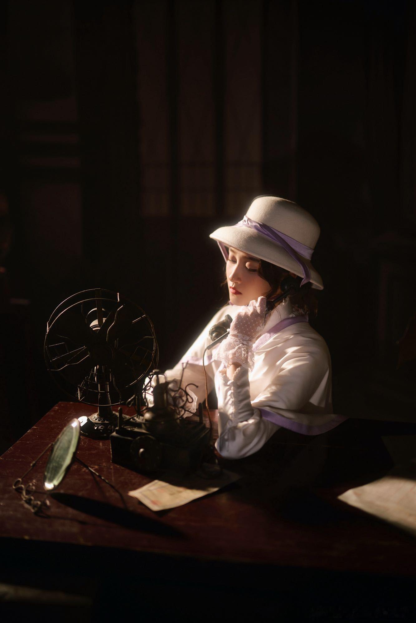 关晓彤搅半天一口没吃关晓彤这谁家生日蛋糕跑出来了 关晓彤穿复古小洋装太吸睛！难怪