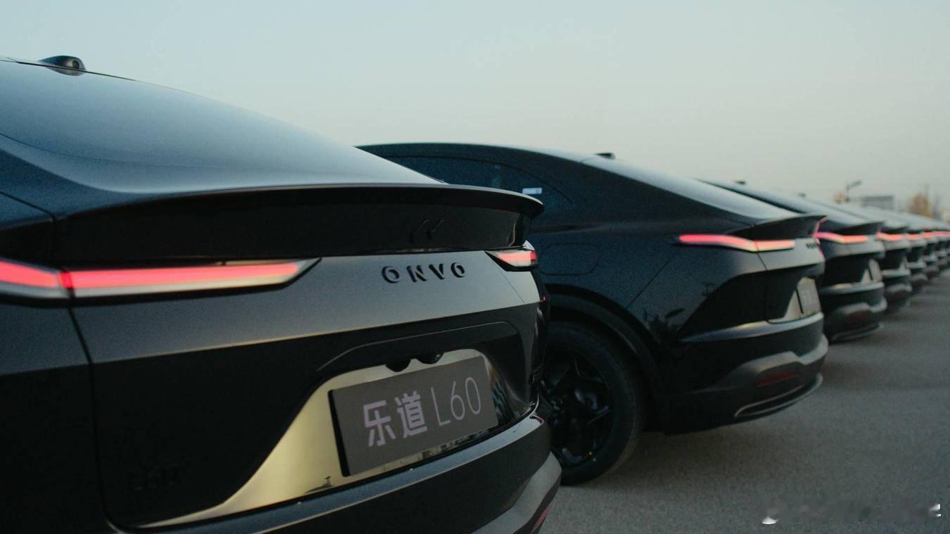 图片来源于新出行社区，这套黑色黑武士版本乐道，真的很酷。 