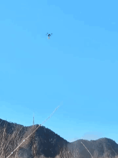 中国无人机投掷灭火胶囊，在撞击前爆裂，快速扩散泡沫或粉末，以便在消防队抵达前扑灭