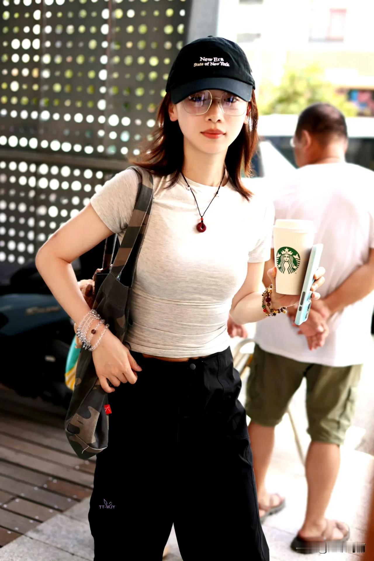 女明星真牛啊，生完孩子这状态，完全不需要恢复期……直接美美进组了