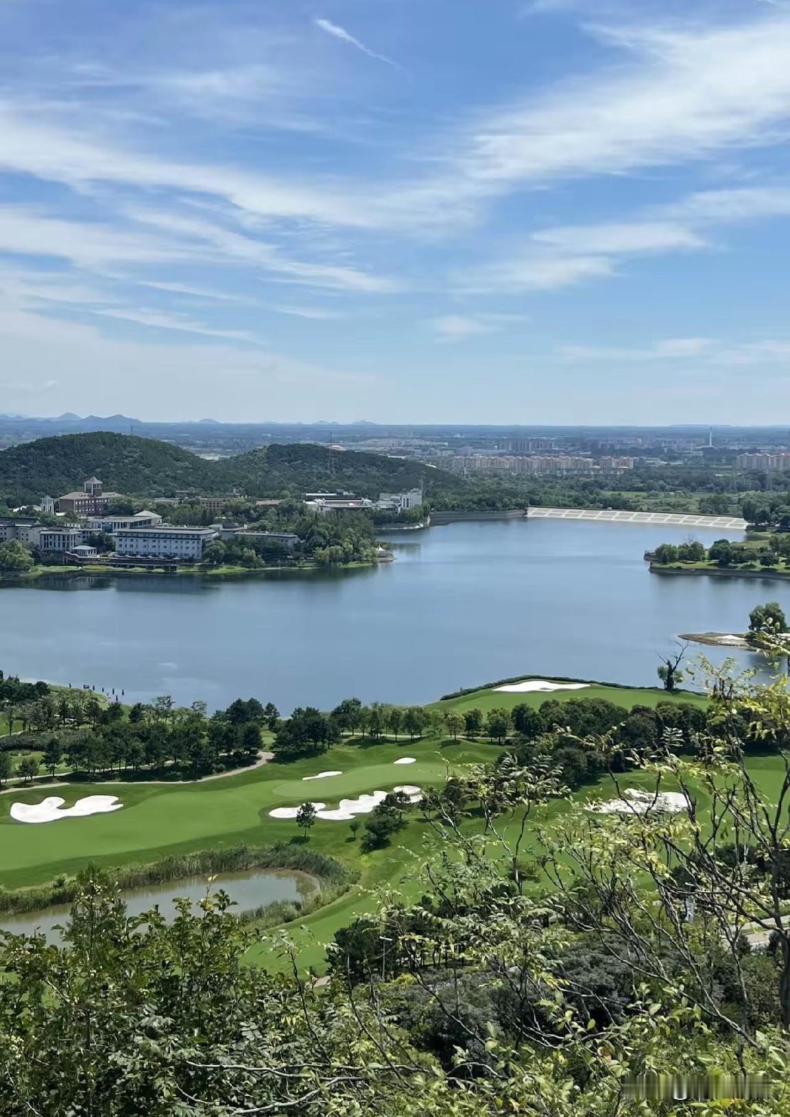 9.10北京天气，白天晴间多云，北转南风二三级，最高气温29℃；
夜间晴，南转北