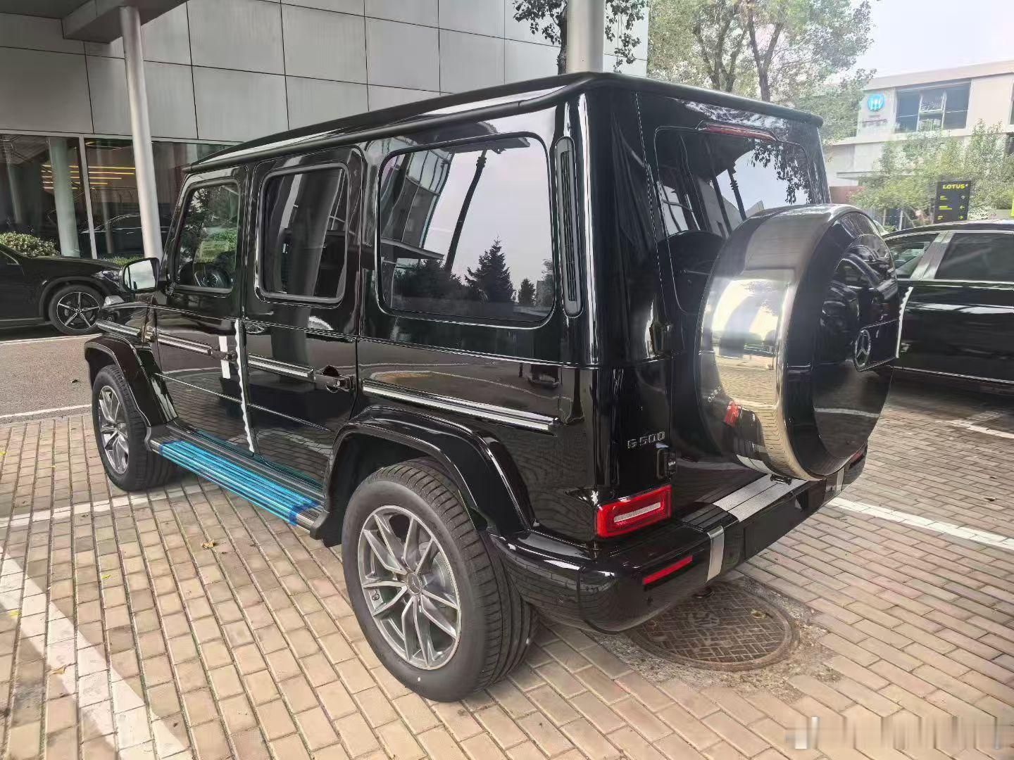 奔驰G500 黑红 总价1951600元目前加价25000元豪车税 店内保险 卖