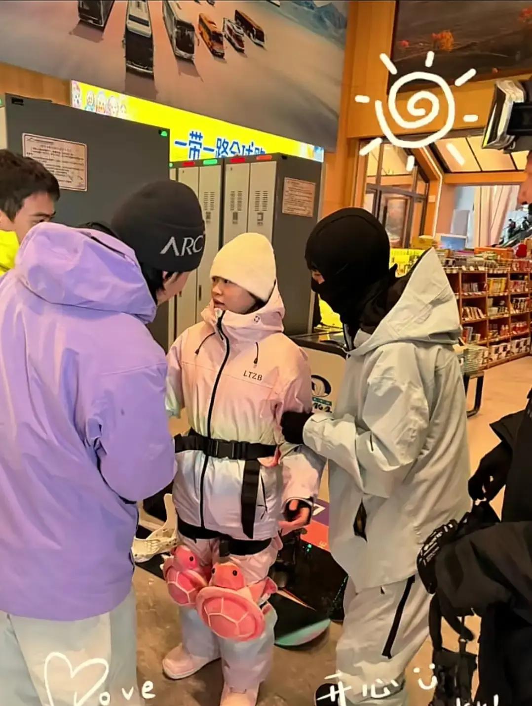 11月25日，网友在新疆阿勒泰禾木滑雪场偶遇到了全红婵，只见她身着一身粉色滑雪服