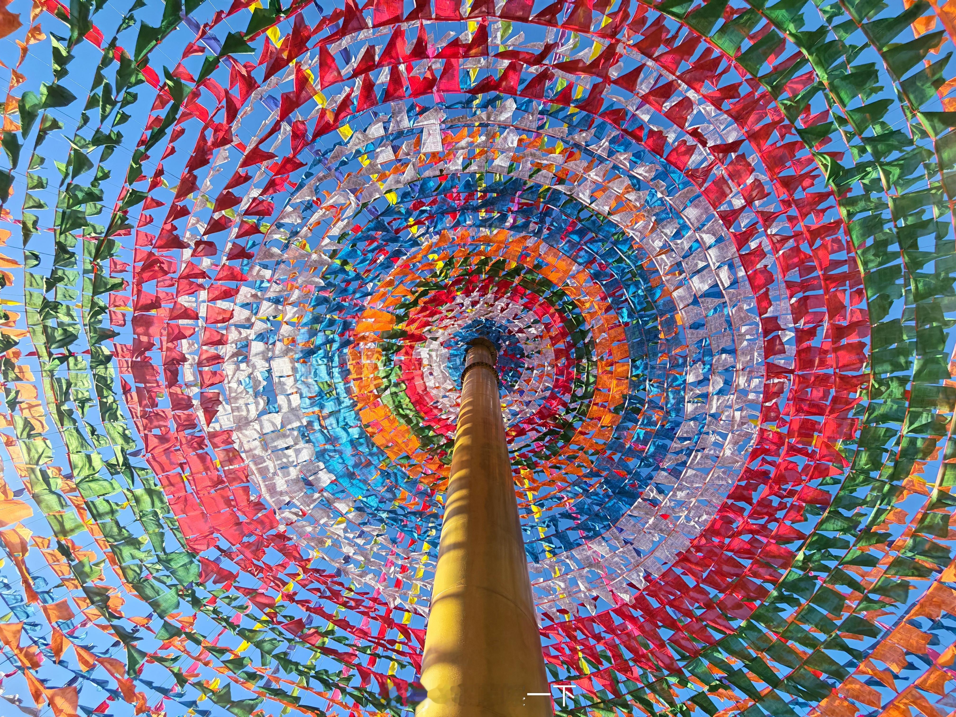 到香格里拉了，先打卡一下大经幡，9块钱的门票，纯粹为了给你情绪价值咔嚓的摄影生活