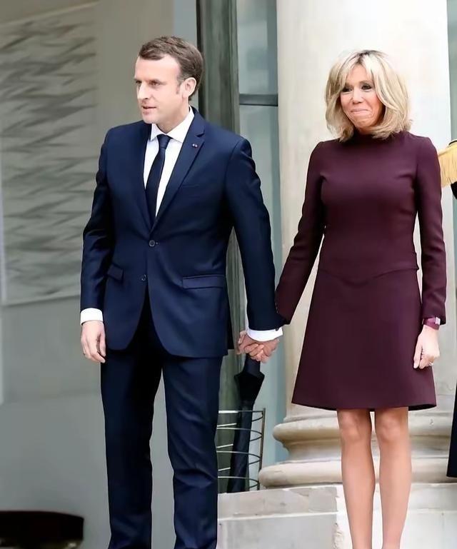 法国的全称叫法兰西共和国，在全球也是一个影响力很大的强国，面积55万平方公里，是